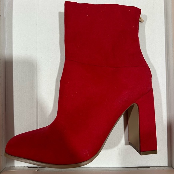 Red boot - Picture 3 of 4